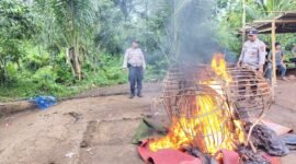 Ket foto. Jajaran Kepolisian Resor Malang saat membakar perjudian sabung ayam di Dusun Purwodadi, Desa Bumirejo Dampit 