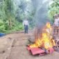Ket foto. Jajaran Kepolisian Resor Malang saat membakar perjudian sabung ayam di Dusun Purwodadi, Desa Bumirejo Dampit 