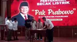 Dokumen foto 1 perwakilan warga yang menerima becak listrik beserta Mayjen TNI (Purn,) Firman Dahlan