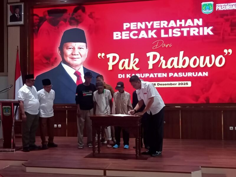 Dokumen foto 1 perwakilan warga yang menerima becak listrik beserta Mayjen TNI (Purn,) Firman Dahlan