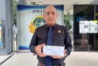 Ket foto. Djoko Tritjahjana, SE, SH, MH, kuasa hukum pemilik lahan atas nama Joko Wahyono, saat mendatangi Kantor BPN Kota Malang mengajukan permohonan penghentian proses sertifikasi yang dimohonkan oleh Pemkot.