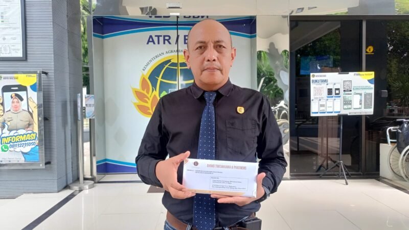 Ket foto. Djoko Tritjahjana, SE, SH, MH, kuasa hukum pemilik lahan atas nama Joko Wahyono, saat mendatangi Kantor BPN Kota Malang mengajukan permohonan penghentian proses sertifikasi yang dimohonkan oleh Pemkot.