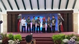 Ket foto. Bupati Malang H.M Sanusi bersama istri, Sekretaris Daerah Budiar Anwar dan beberapa OPD resmikan penggunaan laktasi di beberapa pasar