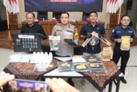 Ket foto. Wakapolres Malang Kompol Bayu Marfiando bersama jajarannya saat melakukan konferensi pers pengungkapan kasus kriminal
