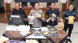 Ket foto. Wakapolres Malang Kompol Bayu Marfiando bersama jajarannya saat melakukan konferensi pers pengungkapan kasus kriminal