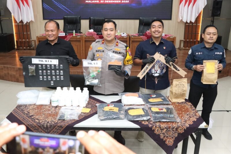 Ket foto. Wakapolres Malang Kompol Bayu Marfiando bersama jajarannya saat melakukan konferensi pers pengungkapan kasus kriminal
