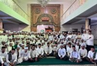 Ket foto. Dewan Pengasuh I Pondok Pesantren Agama Islam Salafiyah Darun Najah, Gus Masyfu’ Zuhdi bersama para santri usai sholat berjamaah 