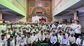 Ket foto. Dewan Pengasuh I Pondok Pesantren Agama Islam Salafiyah Darun Najah, Gus Masyfu’ Zuhdi bersama para santri usai sholat berjamaah 