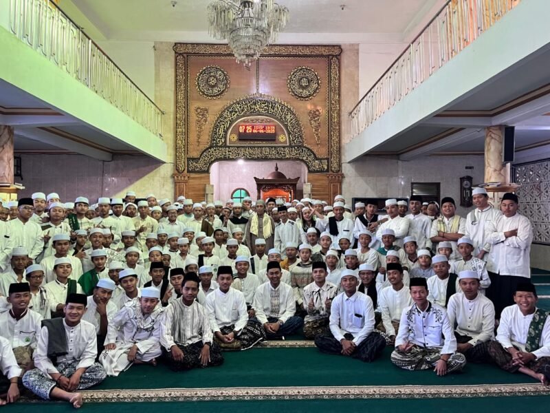 Ket foto. Dewan Pengasuh I Pondok Pesantren Agama Islam Salafiyah Darun Najah, Gus Masyfu’ Zuhdi bersama para santri usai sholat berjamaah 