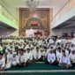 Ket foto. Dewan Pengasuh I Pondok Pesantren Agama Islam Salafiyah Darun Najah, Gus Masyfu’ Zuhdi bersama para santri usai sholat berjamaah 