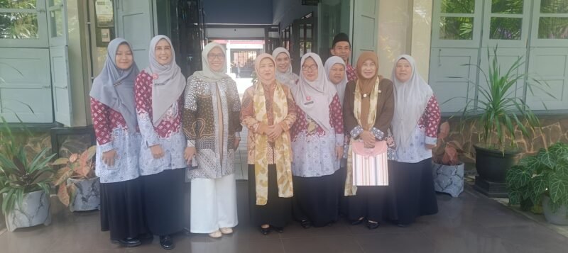 Ket foto. Kepala SMPN 1 Turen, Lilik Liswatin F, saat mendampingi Wakil Bupati Malang, Hj Lathifah Shohib di SMPN I Turen 
