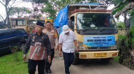 Ket foto. Bupati Malang H.M Sanusi didampingi Kapolres Malang AKBP Danang Setiyo PS dan perwakilan PT Solusindo Bangun Indonesia TBK dan OPD saat meninjau kesiapan TPA Paras Poncokusumo pengiriman perdana RDF 