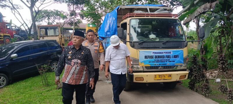 Ket foto. Bupati Malang H.M Sanusi didampingi Kapolres Malang AKBP Danang Setiyo PS dan perwakilan PT Solusindo Bangun Indonesia TBK dan OPD saat meninjau kesiapan TPA Paras Poncokusumo pengiriman perdana RDF 