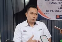 Ket foto. Manager Development PT Solusi Bangun Indonesia TBK, Ruchiyat, saat diwawancara awak media di TPA Paras Poncokusumo 