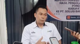 Ket foto. Manager Development PT Solusi Bangun Indonesia TBK, Ruchiyat, saat diwawancara awak media di TPA Paras Poncokusumo 