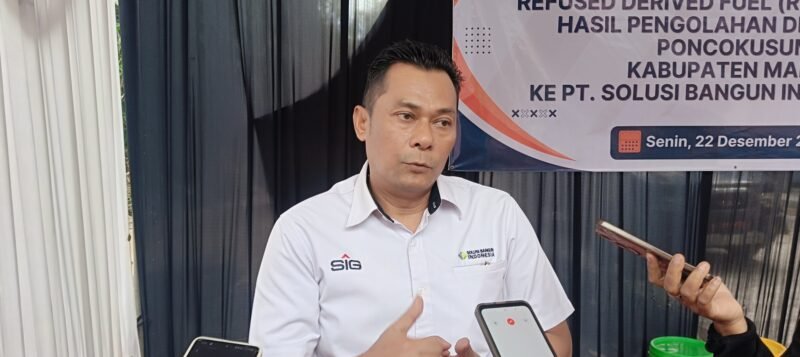 Ket foto. Manager Development PT Solusi Bangun Indonesia TBK, Ruchiyat, saat diwawancara awak media di TPA Paras Poncokusumo 
