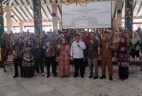 Ket foto. Didampingi Ketua Komisi E DPRD Provinsi Jatim, Sri Untari bisowarno (tengah), Dwi Sucipto (Ketua) bersama seluruh koperasi yang tergabung di Dekopinda kabupaten Malang 