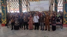 Ket foto. Didampingi Ketua Komisi E DPRD Provinsi Jatim, Sri Untari bisowarno (tengah), Dwi Sucipto (Ketua) bersama seluruh koperasi yang tergabung di Dekopinda kabupaten Malang 