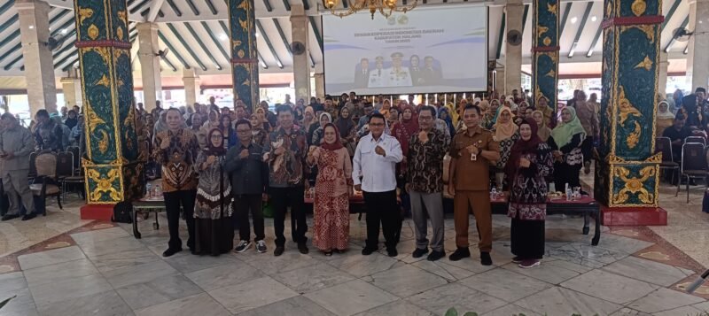 Ket foto. Didampingi Ketua Komisi E DPRD Provinsi Jatim, Sri Untari bisowarno (tengah), Dwi Sucipto (Ketua) bersama seluruh koperasi yang tergabung di Dekopinda kabupaten Malang 