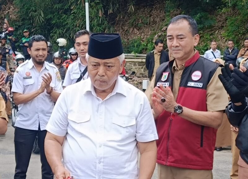 Ket foto.Kepala Badan Kepegawaian dan Sumber Daya Manusia, Nurman Ramdansyah bersama Bupati Malang, H.M Sanusi (baju putih) saat kegiatan Sambang Desa