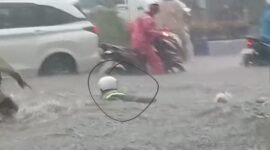 Ket foto.pengenda sepeda motor terseret derasnya air hujan di jalan raya, hasil tangkapan layar video dari warga