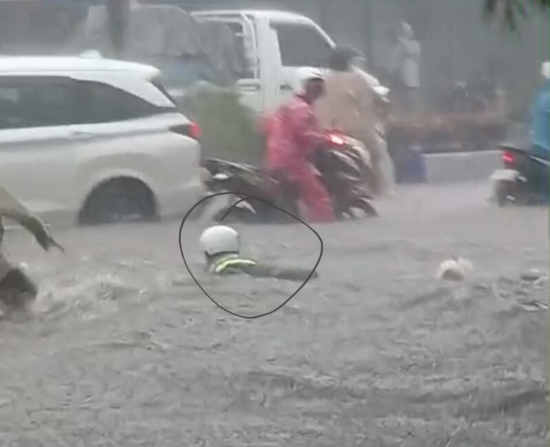 Ket foto.pengenda sepeda motor terseret derasnya air hujan di jalan raya, hasil tangkapan layar video dari warga