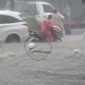 Ket foto.pengenda sepeda motor terseret derasnya air hujan di jalan raya, hasil tangkapan layar video dari warga