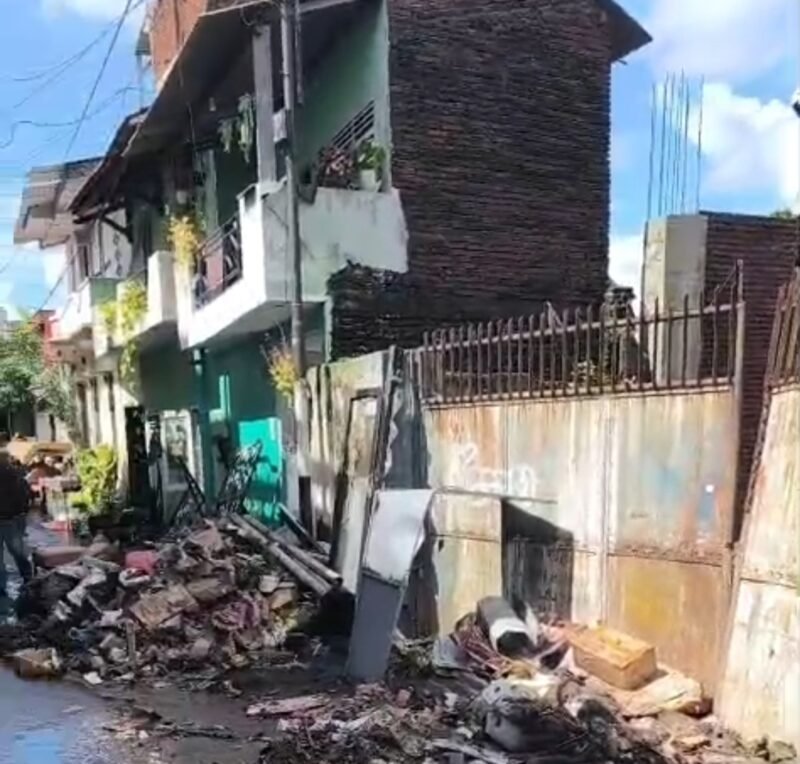 Ket foto. Pasca banjir 39 titik di Kota Malang, banyak bangunan porak poranda 