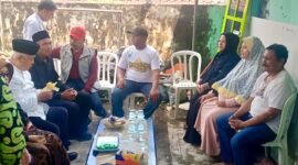 Ket foto. Bupati Malang H.M Sanusi bersama sejumlah OPD saat melayat ke rumah duka korban tanah longsor dan pohon tumbang di Desa Mulyoarjo Lawang