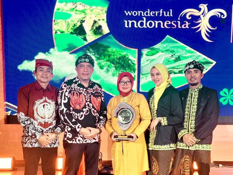 Ket foto. Desa Sumberdem Kecamatan Wonosari Kabupaten Malang menerima penghargaan juara 1 nasional 