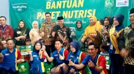 Ket foto. Bupati Malang, H.M Sanusi (peci hitam) didampingi Ketua TP PKK, Anis Zaidah Sanusi, Branch Manager Indomaret Cabang Malang, Andika Arta P.S dan staff dan warga masyarakat Desa Sumberejo kecamatan Poncokusumo 