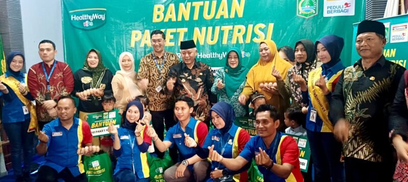 Ket foto. Bupati Malang, H.M Sanusi (peci hitam) didampingi Ketua TP PKK, Anis Zaidah Sanusi, Branch Manager Indomaret Cabang Malang, Andika Arta P.S dan staff dan warga masyarakat Desa Sumberejo kecamatan Poncokusumo 