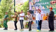 Ket foto. Kapolres Malang AKBP Danang Setiyo P.S.bersama Sekda Kabupaten Malang, Kajari, Kasdim 0818, anggota DPRD, serta Muspika Gondanglegi.saat membuka kejuaraan lomba bola voli Kapolres Malang Cup 2025 Antar Klub