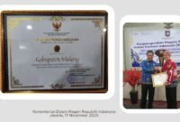 Ket foto. Kepala Badan Kesatuan Bangsa dan Politik Kabupaten Malang, Agus Widodo saat menerima penghargaan dari Kementrian Dalam Negeri RI