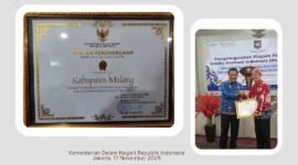 Ket foto. Kepala Badan Kesatuan Bangsa dan Politik Kabupaten Malang, Agus Widodo saat menerima penghargaan dari Kementrian Dalam Negeri RI