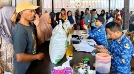Ket foto. Salah satu desa di Kecamatan Tumpang saat pembagian sembako dari program peng ntasan kemiskinan 
