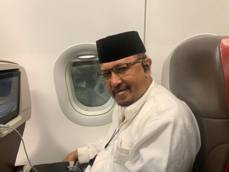 KH Habib Mustofa asal Tuban, di Pesawat Batik Air yang gagal mendarat di Surabaya. Foto: dok.