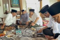 Ket foto. Ketua Umum Pengurus Besar Nahdlatul Ulama (PBNU) KH Yahya Cholil Staquf (kanan) saat bercengkrama dengan KH Habib Musthofa Alaydrus di kediamannya, di Tuban