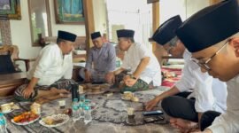 Ket foto. Ketua Umum Pengurus Besar Nahdlatul Ulama (PBNU) KH Yahya Cholil Staquf (kanan) saat bercengkrama dengan KH Habib Musthofa Alaydrus di kediamannya, di Tuban
