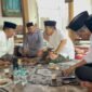 Ket foto. Ketua Umum Pengurus Besar Nahdlatul Ulama (PBNU) KH Yahya Cholil Staquf (kanan) saat bercengkrama dengan KH Habib Musthofa Alaydrus di kediamannya, di Tuban