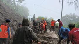 Ket foto. Tim gabungan membersihkan longsoran yang menutupi akses jalan