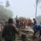 Ket foto. Tim gabungan membersihkan longsoran yang menutupi akses jalan