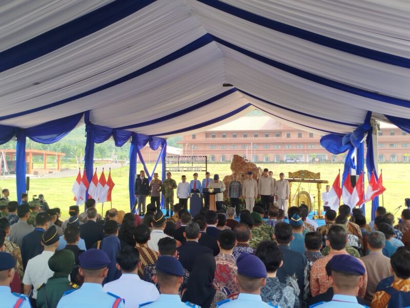 Ket foto. Presiden RI, Prabowo Subianto didampingi Kapolri, Jenderal Polisi Listyo Sigit Prabowo, Panglima TNI, Jenderal, Agus Subianto dan beberapa menteri saat menyampaikan sambutan pada peresmian SMA Taruna Nusantara Malang
