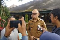 Ket foto. Kepala Dinas PU Bina Marga Kabupaten Malang, Khairul Isnaidi Kusuma saat diwawancara awak media 