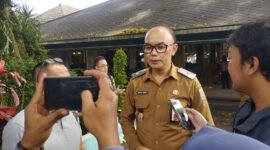 Ket foto. Kepala Dinas PU Bina Marga Kabupaten Malang, Khairul Isnaidi Kusuma saat diwawancara awak media 