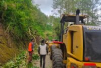 Ket foto. Petugas gabungan saat melakukan evakuasi longsoran yang menutupi jalan