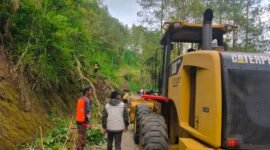 Ket foto. Petugas gabungan saat melakukan evakuasi longsoran yang menutupi jalan