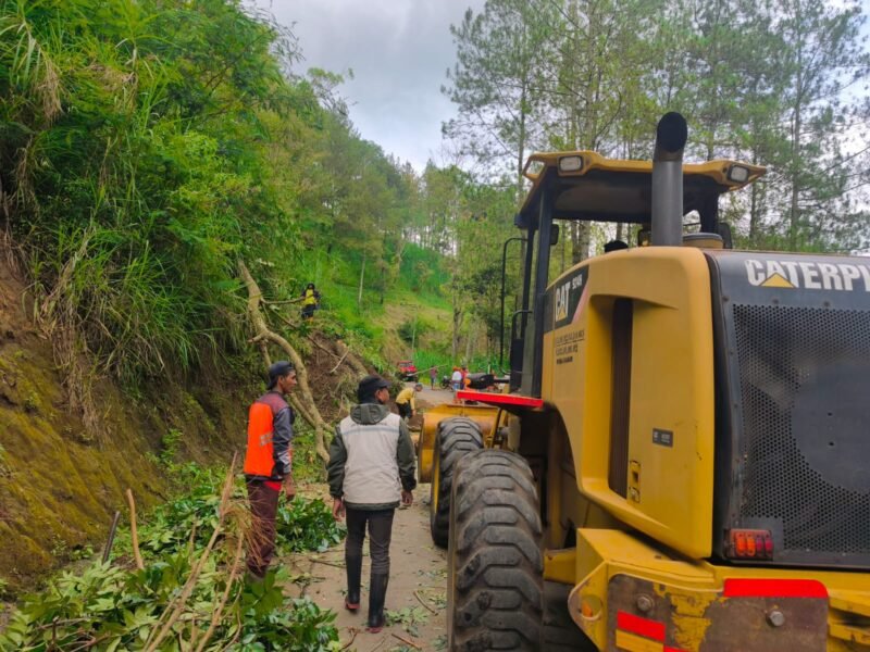 Ket foto. Petugas gabungan saat melakukan evakuasi longsoran yang menutupi jalan