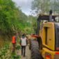 Ket foto. Petugas gabungan saat melakukan evakuasi longsoran yang menutupi jalan