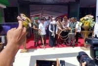 Foto ; Khofifah Gubernur Jatim saat potong bunga peresmian